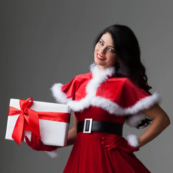 Chica con caja de regalo de Navidad —  Fotos de Stock