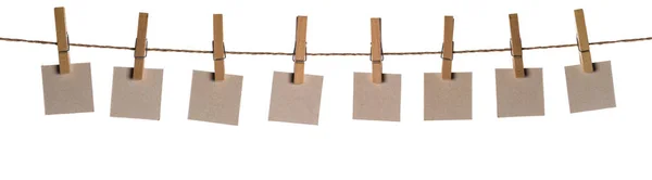 Conjunto de notas em branco mantidas em string isoladas — Fotografia de Stock