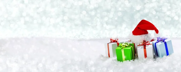 Рождественские подарки в снегу — стоковое фото
