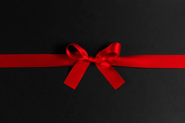 Shiny red satin ribbon bow — ストック写真