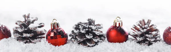 Bolas de Natal e pinhas — Fotografia de Stock