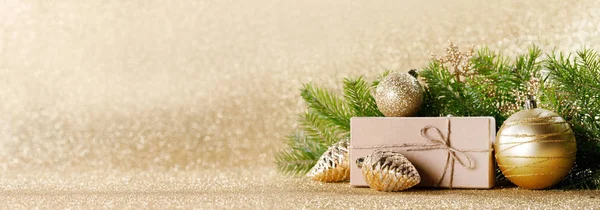 クリスマスのギフト ボックスと装飾 — ストック写真