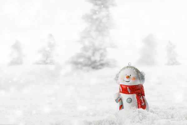 Boneco de neve brinquedo no fundo do inverno — Fotografia de Stock