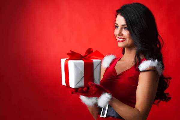 Chica con caja de regalo de Navidad —  Fotos de Stock