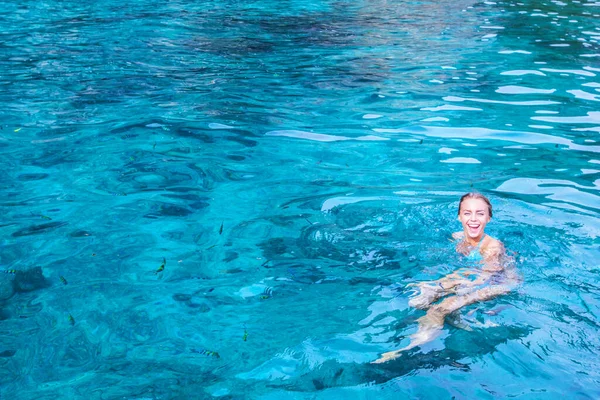 泰国安达曼海 一个快乐的微笑的女人被热带鱼环绕着游泳 — 图库照片