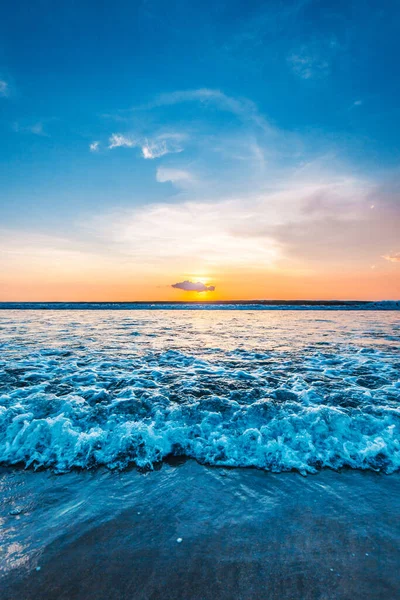 Havsvågor Vid Sandstrand Vid Solnedgången Sol Gömmer Sig Bakom Ett — Stockfoto