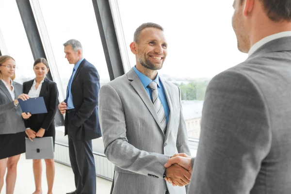 Zakenmensen Handdruk Kantoor Groep Collega Achtergrond — Stockfoto