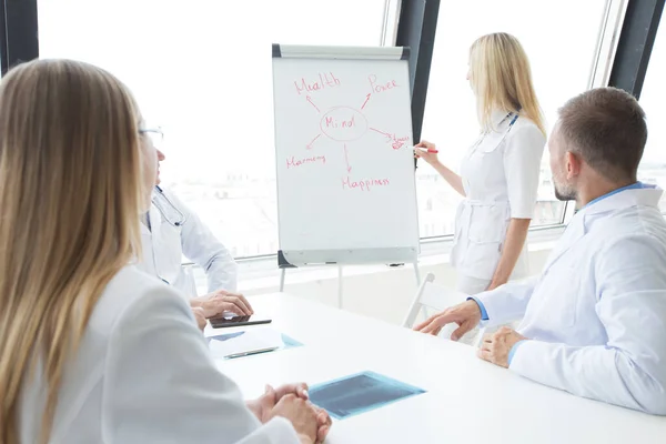 Team Medici Discutono Concetto Salute Mentale Alla Presentazione Ufficio Clinico — Foto Stock
