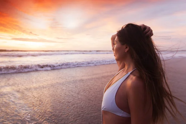 美丽健康的女人在海滩上看夕阳西下的时候大海放暑假 — 图库照片