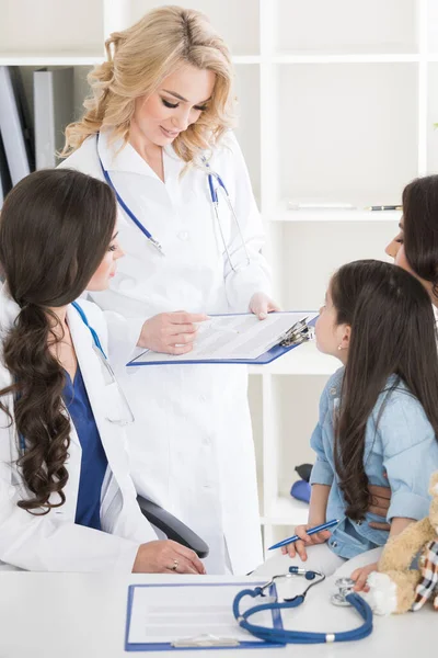 Joven Madre Niña Consultorio Pediatría Médico Dando Diagnóstico Prescripción —  Fotos de Stock