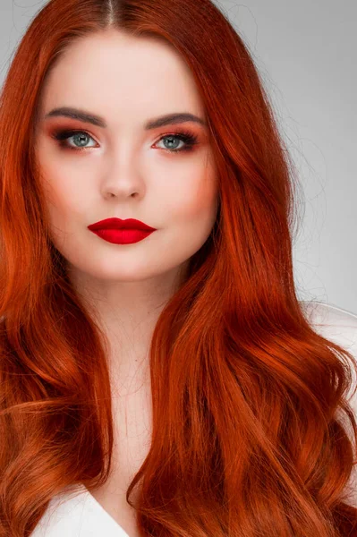 Mulher Bonita Com Cabelo Vermelho Maquiagem Brilhante — Fotografia de Stock