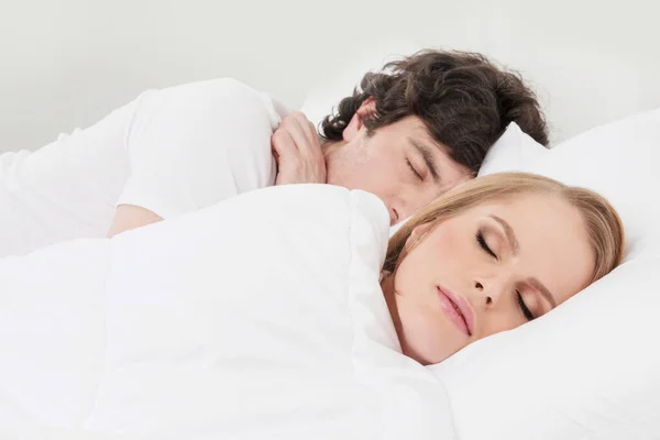 Portrait Von Paar Schlafend Bett Nahaufnahme Fokus Auf Frau — Stockfoto