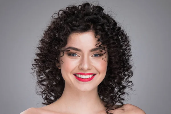 Gri Arka Planda Güzel Bir Kadın Portresi Siyah Kıvırcık Saçlı — Stok fotoğraf