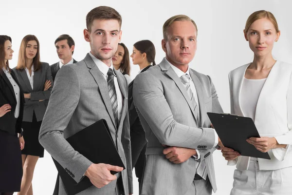 白い背景のフォルダに契約書を持つビジネスの人々のチーム — ストック写真