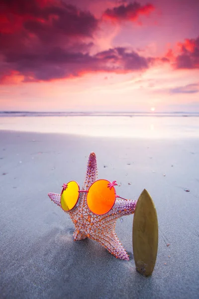 Surfeur Étoile Mer Lunettes Soleil Sur Plage Magnifique Coucher Soleil — Photo