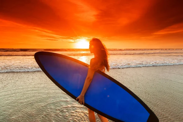 Schöne Mixed Race Frau Tropischen Strand Mit Surfbrett Bei Sonnenuntergang — Stockfoto