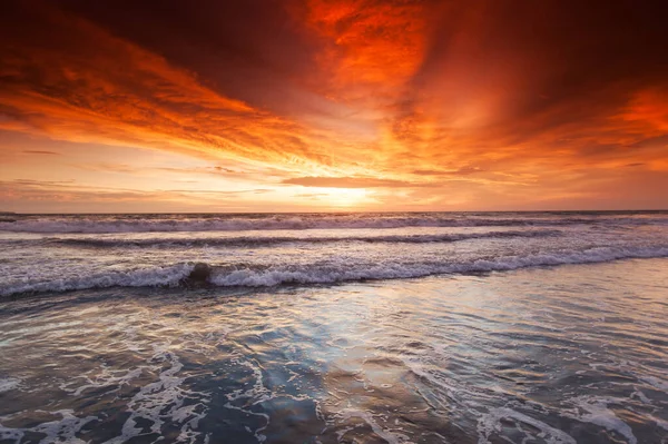 Gloeiende Majestueuze Zonsondergang Boven Tropische Zee Prachtige Natuurlijke Achtergrond — Stockfoto