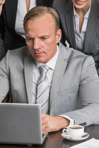 Team Van Zakenmensen Die Samenwerken Met Behulp Van Laptop Eenheid — Stockfoto