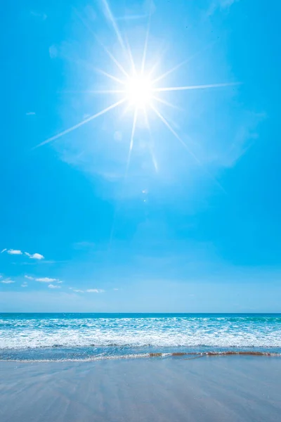 Sonne Scheint Hell Über Schönen Meeresstrand Vertikale Aufnahme — Stockfoto