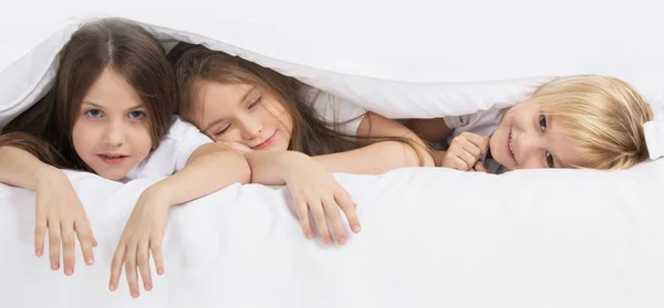 Gezondheid Schoonheid Kindertijd Concept Drie Lachende Kinderen Wakker Bed Onder — Stockfoto