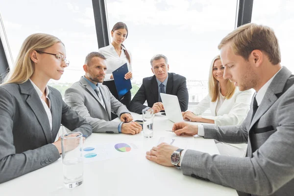 Team Uomini Affari Riunione Ufficio Discutere Documenti Finanziari Dati Statistici — Foto Stock