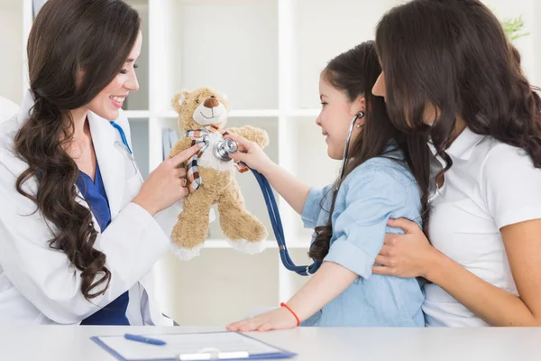 Carino Piccolo Paziente Bambino Fingendo Essere Medico Tenendo Giocattolo Orsacchiotto — Foto Stock