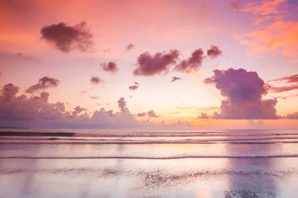 Brillante Puesta Sol Majestuosa Rosa Sobre Mar Tropical Hermoso Fondo — Foto de Stock
