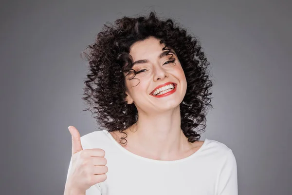 Szczęśliwa Uśmiechnięta Podekscytowana Kobieta Rezygnująca Kciuka Biała Kobieta Kręconymi Włosami — Zdjęcie stockowe