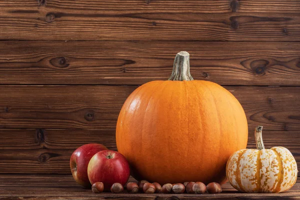 Otoño Cosecha Bodegón Con Calabazas Manzanas Avellanas Sobre Fondo Madera — Foto de Stock