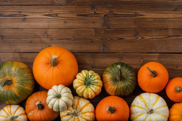 Veel Oranje Pompoenen Houten Achtergrond Halloween Concept Bovenaanzicht Met Kopieerruimte — Stockfoto
