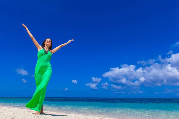 Szczęśliwa Uśmiechnięta Kobieta Cieszyć Się Wakacjami Plaży Podniesionymi Rękami — Zdjęcie stockowe