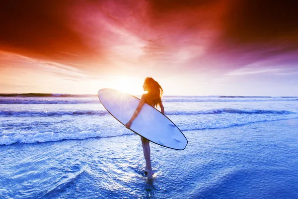 Schöne Mixed Race Frau Tropischen Strand Mit Surfbrett Bei Sonnenuntergang — Stockfoto