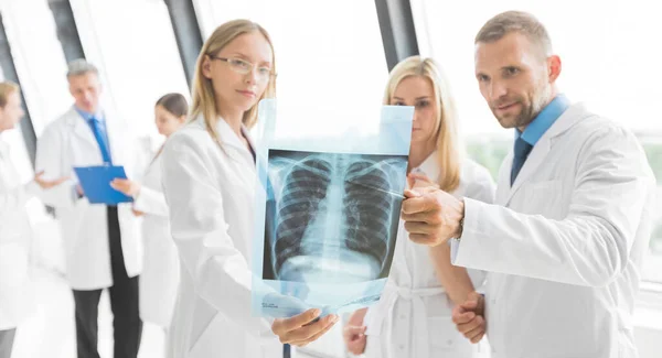 Equipo Expertos Médicos Examinando Pulmones Informe Rayos Reunión Oficina Del —  Fotos de Stock