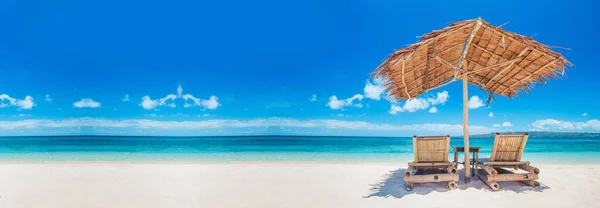 Strand Székek Esernyő Egy Gyönyörű Trópusi Tengerparton Kilátás Másolási Hely — Stock Fotó