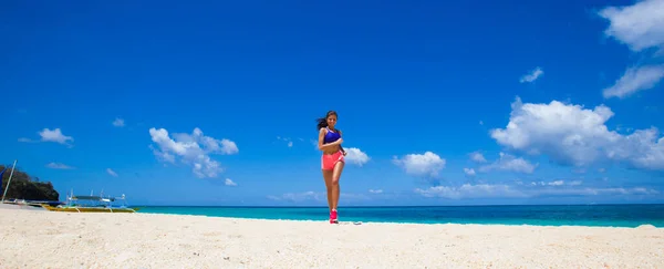 Joven Mujer Corre Largo Playa Estilo Vida Activo Vacaciones Tropicales —  Fotos de Stock