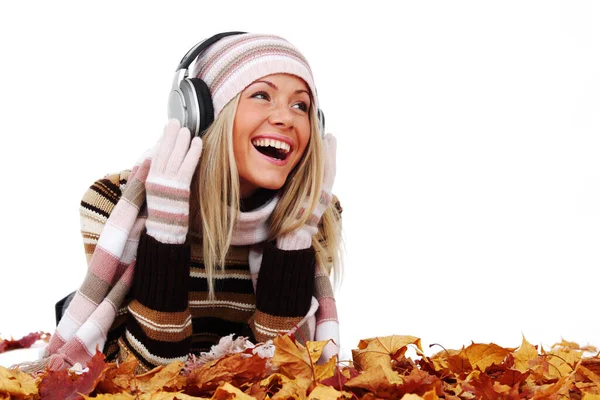 Mujer Otoño Escuchando Música Estudio Aislado Sobre Fondo Blanco — Foto de Stock