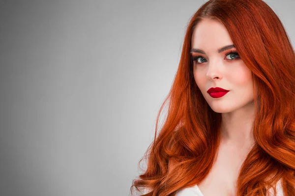 Kızıl Saçlı Parlak Makyajlı Güzel Bir Kadın — Stok fotoğraf
