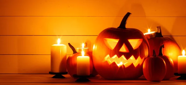 Halloween Pumpa Huvud Lykta Och Brinnande Ljus Orange Semester Bakgrund — Stockfoto