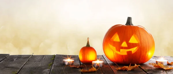 Magiska Halloween Pumpor Och Brinnande Ljus Gyllene Bokeh Ljus Bakgrund — Stockfoto