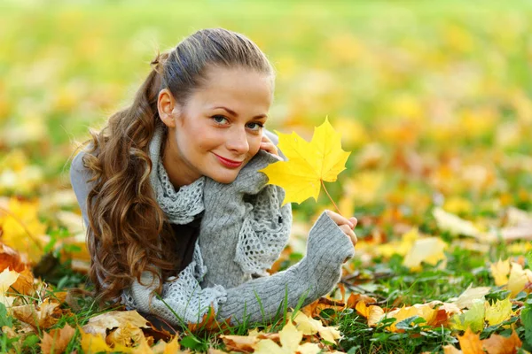 Portrait Femme Feuille Automne Gros Plan Images De Stock Libres De Droits