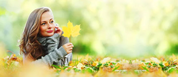 Retrato Mujer Hoja Otoño Cerca — Foto de Stock