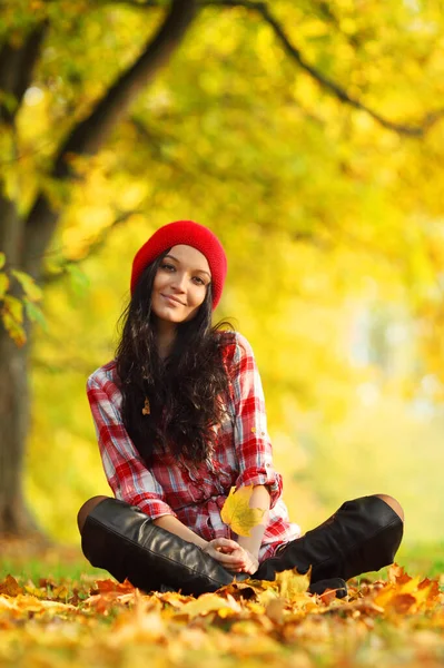 Parkta Sonbahar Kadın Portresi Yerde Renkli Akçaağaç Yapraklarıyla Oturan Genç — Stok fotoğraf