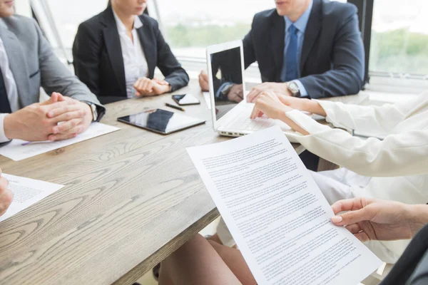 Gerentes Que Estão Sendo Reunidos Para Discutir Plano Negócios Documentos — Fotografia de Stock