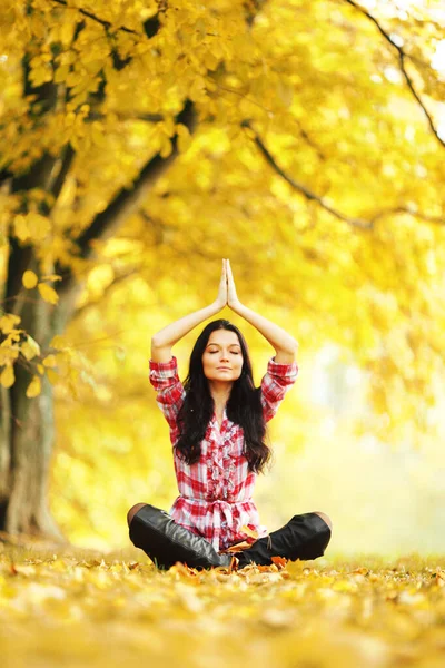 Beautiful Young Woman Sitting Lotus Yoga Position Autumn Park — Stock Photo, Image