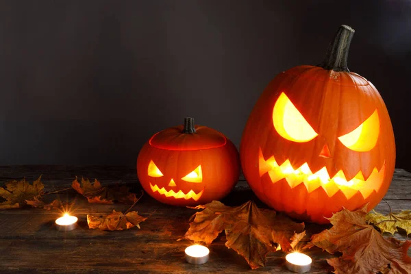 Halloween Pumpa Huvud Lyktor Brinnande Ljus Och Torra Lönnlöv Trä — Stockfoto