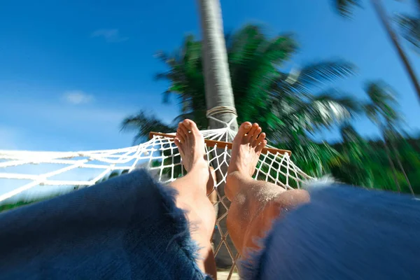 Voeten Een Hangmat Een Zomer Tropische Natuur Achtergrond Vakantie Concept — Stockfoto