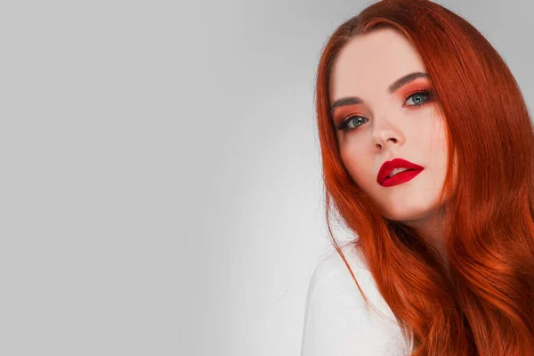 Belle Femme Aux Cheveux Rouges Maquillage Lumineux — Photo