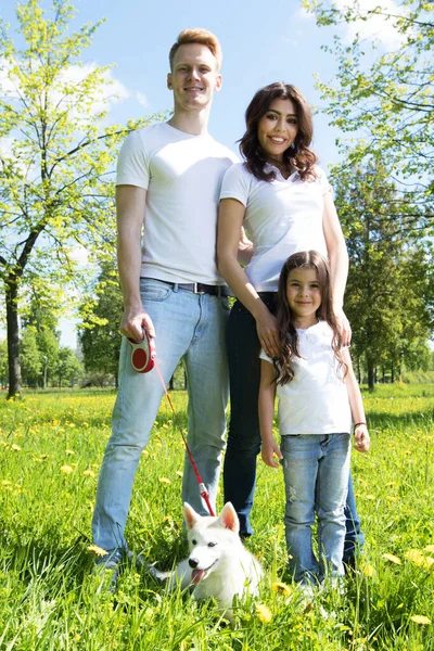 Familia Feliz Padres Hija Con Perro Parque Día Soleado —  Fotos de Stock