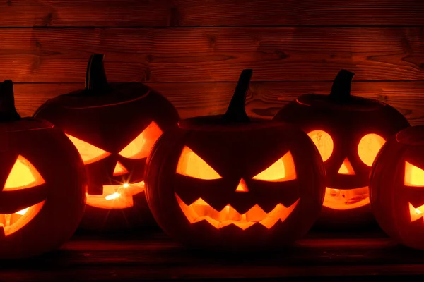 Fila Zucca Halloween Lanterne Testa Con Candele Accese All Interno — Foto Stock