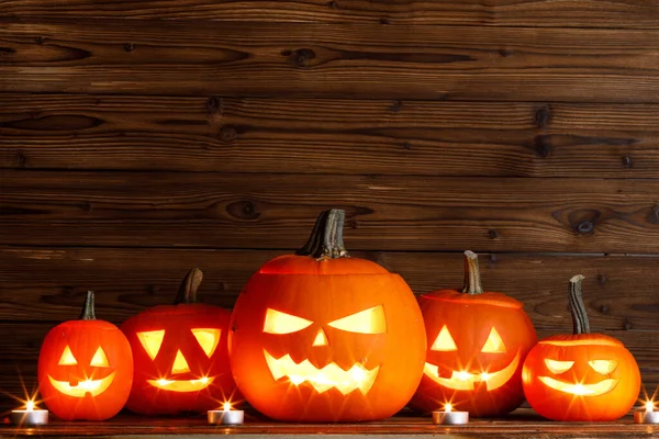 Halloween Dýně Hlavy Lucerny Hořící Svíčky Dřevěném Pozadí — Stock fotografie